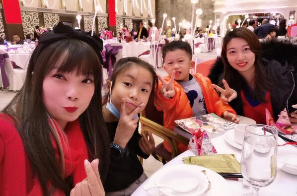 黄丝茗（左一）及女儿（左二）和朋友们在一起