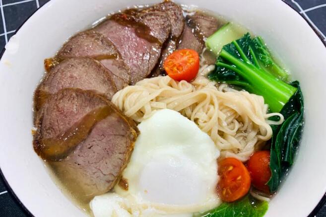 沈贞飞制作的牛腱子鸡蛋面