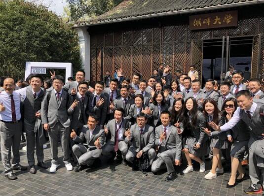 湖畔大学第四届48名学员合影