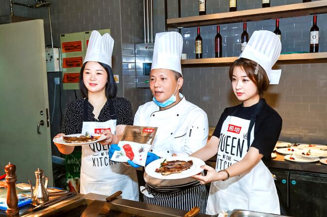 林英（左）参加美食团组织的体验活动