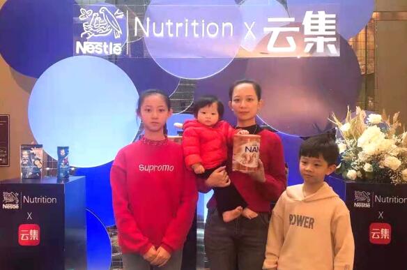 刘妙双和孩子们参加云集的活动