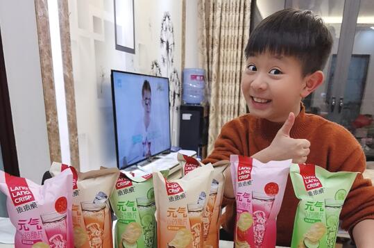 美食团为刘妙双一家带来许多美食惊喜