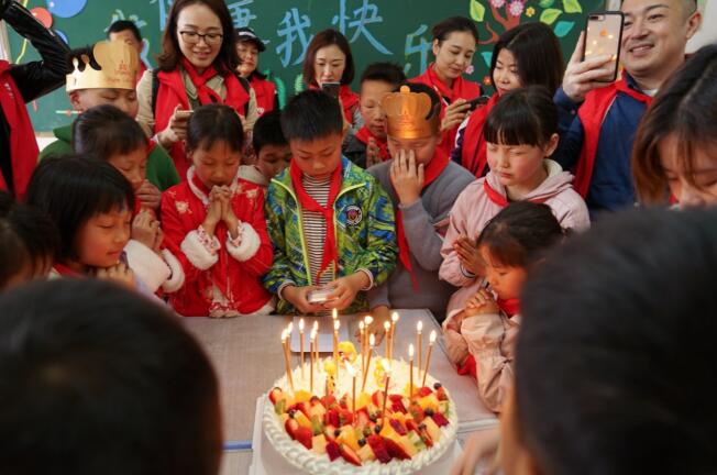 景星小学的孩子们过集体生日