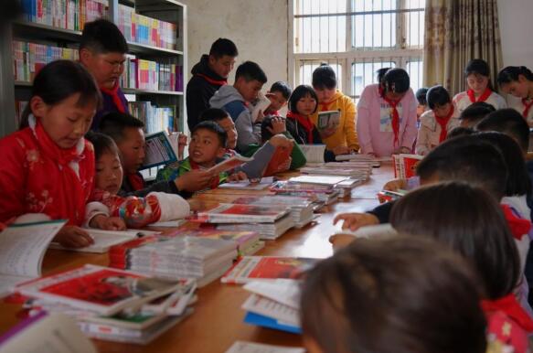 孩子们在梦想图书室里阅读